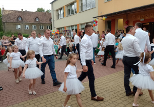Tatusiowie z córkami podczas tańca