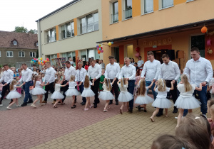 Tatusiowie z córkami podczas tańca