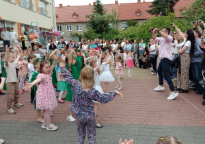 Dzieci z panem Pawłem tańczą zumbę