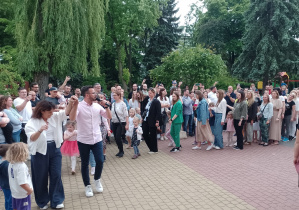 Mamusie z dziećmi tańczą poloneza