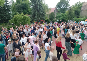 Mamusie z dziećmi tańczą poloneza