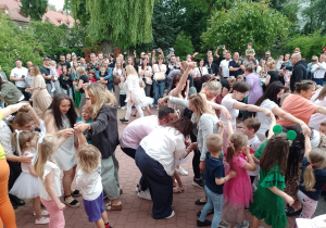 Mamusie z dziećmi tańczą poloneza