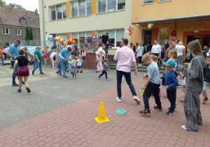 Dzieci z rodzicami w zawodach przypinania klamerek