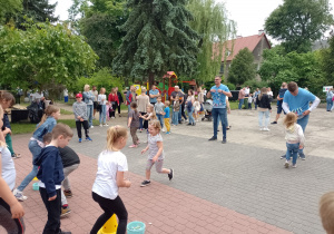 Dzieci z rodzicami w zawodach przypinania klamerek