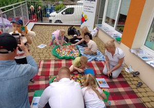 Kikoro rodziców z dziećmi podczas zabaw klockami lego