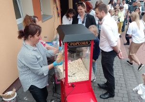 Stoisko z popcornem i watą cukrową