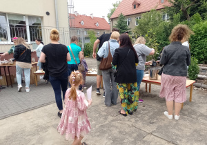 Rodzice i dzieci przy stolikach z gastronomią