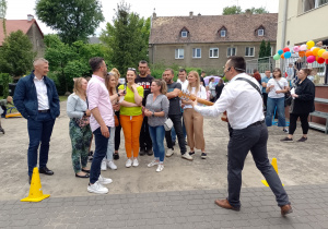 Pan Piotr gra na gitarze, a grupa rodziców śpiewa