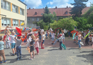 Dzieci podczas zabawy z chustami