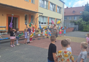 Dzieci z grupyy Świetliki podnoszą gitary w górę
