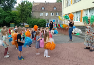 Dzieci z grupy Pszczółki i prowadzące z gitarami