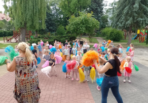 Dwie panie prowadzące zabawę i dzieci z pomponami