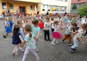 Dzieci bawią się przy muzyce w kółkach
