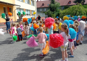 Dzieci podczas zabawy z pomponami