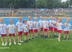 Dzieci z medalami na szyi