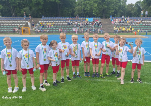Zawodnicy z medalami na szyi