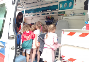 Kikoro dzieci ogląda wnętrze karetki