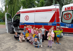 Dzieci z grupy Biedronki przed karetką ratunkową