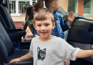 Kikoro dzieci wewnątrz karetki