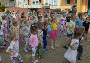 Dzieci poruszają się do muzyki