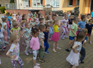 Zabawy taneczne w ogrodzie