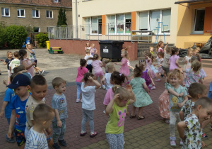 Dzieci poruszają się do muzyki