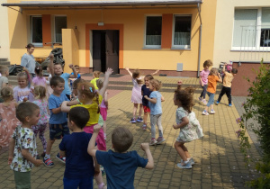 Dzieci poruszają się do muzyki