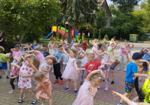 Dzieci poruszają się do muzyki