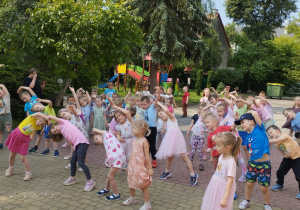 Dzieci poruszają się do muzyki
