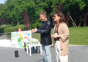 Pani dyrektor i pan kieronik WEKiS -pan Marcin Jaworski na c=scenie amfiteatru