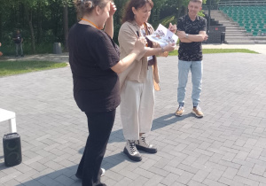 Pani dyrektor pokazuje obrazek