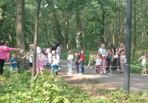 Dzieci stoją przy stacji ze ściężka z liny