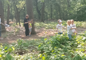 Kikoro dzieci pokonuje ściężkę przy linie z zakrytymi oczami