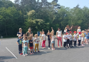 Drużyny przedszkolaków na scenie po wykonaniu zadań