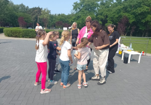 Pani dyrektor i organizatorki podczas wręczania dyplomów i nagród