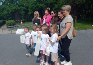 Wspólne zdjęcie drużyny przedszkolaków z paniami