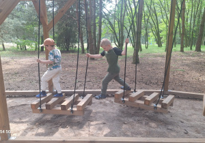 Dzieci przechodzą tor z ruchomych belek