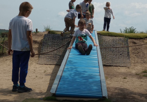 Dzieci zjeżdzają po rolkowej zjeżdżalni