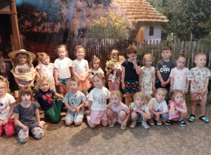 dzieci w sali wystawowej