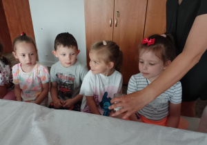 ani pokazuje dzieciom pyłek pszczeli w słoiku