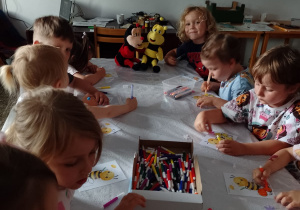 Dzieci kolorują obrazki