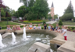 Dzieci przy fontannie w Parku Słowackiego