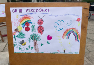 Obraz wiosennej łąki w wykonaniu grupy Pszczółki