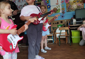 Trzy dziewczynki z gitarami