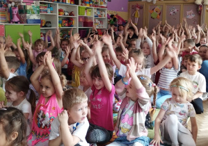 Dzieci trzymają ręce w górze podczas koncertu