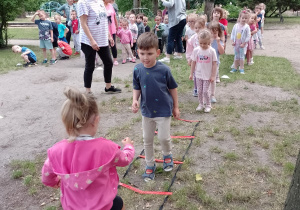 Kikoro dzieci podczas przechodzenia przez szczeble drabinki