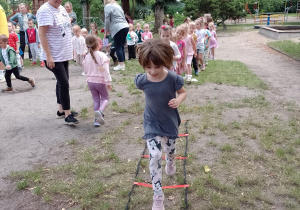Dziewczynka podczas przechodzenia przez szczeble drabinki