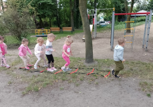 Kikoro dzieci podczas przechodzenia przez szczeble drabinki