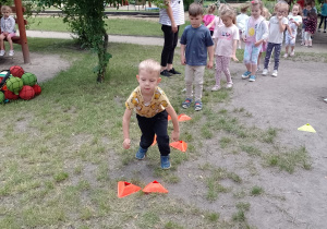 Chłopiec podczas skoków przez pachołki