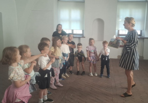 Pani kustosz opowiada dzieciom historię Pabianic